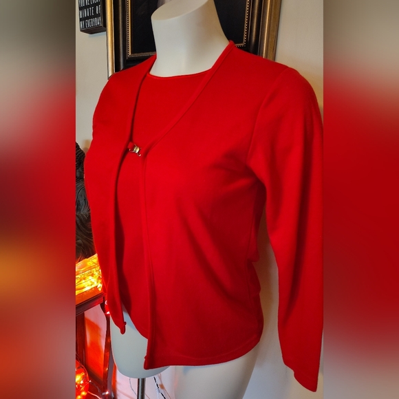 Stephanie Rogers | Red Cardigan top with Gold Accent Clasp – Size L – NWT ❤️ - Picture 5 of 7